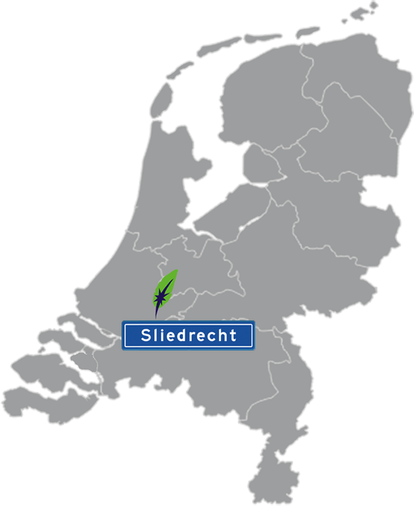 Grijze kaart van Nederland met Sliedrecht aangegeven voor maatwerk taalcursus Engels zakelijk - blauw plaatsnaambord met witte letters en Dagnall veer - transparante achtergrond - 600 * 733 pixels